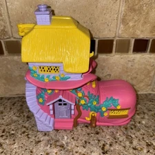 Vintage 1995 Vivid Imaginations Teeny Weeny Family Shoe School House #3909