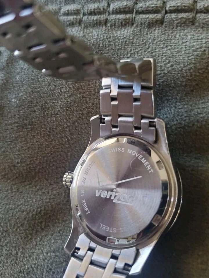 Reloj Tourneau Tono Plateado Banda y Dial Fecha Deportivo Unisex Corona Atornillada Foto 4 de 4