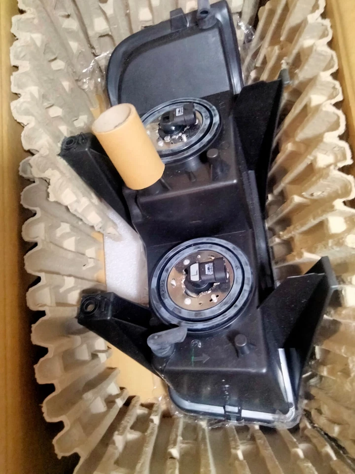 MONTAJE DE FAROS TYC 20-6581-00-1 PARA 03-16 CHEVY EXPRESS / GMC SAVANA DERECHA S Foto 2 de 2