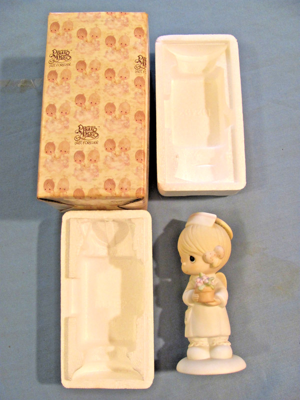 Precious Moments ( Angel of Mercy ) 1986 Figurine 102482 with BOX Nurse