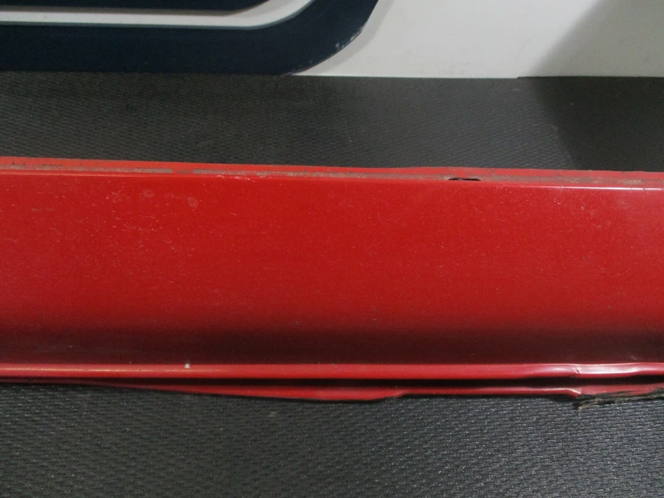 Subaru SVX 1996 faldón lateral del pasajero delantero derecho panel basculante (rojo-559) (defectos) Foto 3 de 4