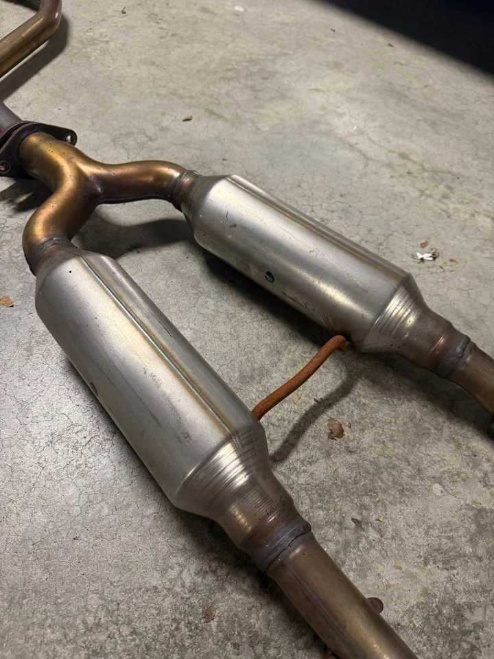 2024 Nissan Z Performance Nismo 3.0L RZ34 FABRICANTE DE EQUIPAMENTO ORIGINAL SISTEMA DE ESCAPE CAT-BACK - Imagem 2 de 4