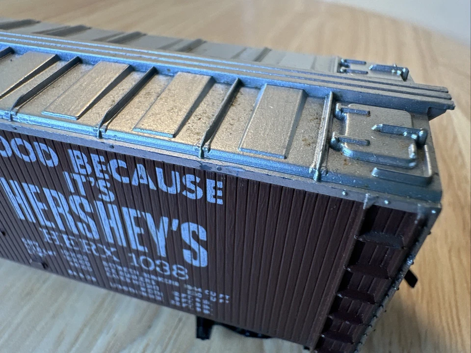 C-7  VINTAGE CLASSIC TYCO HO SCALE HERSHEY’S CHOCOLATE & COCOA 40’ REEFER - Image 4 of 4