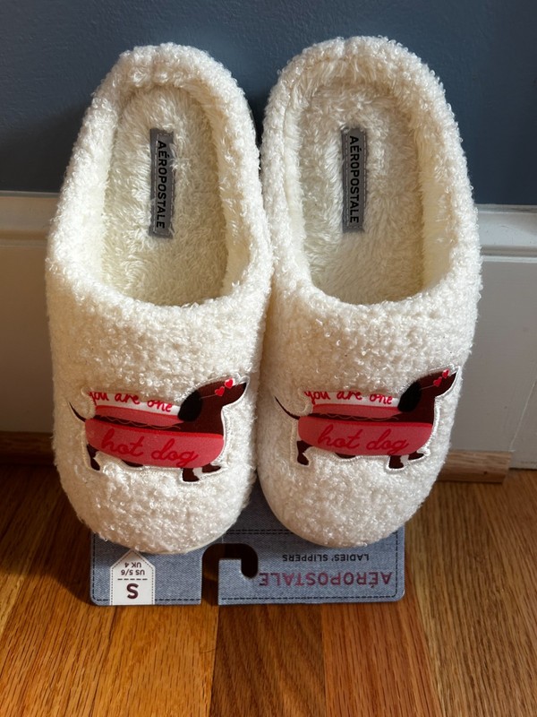 Women’s Aeropostale Dachshund "You Are One Hot Dog" Ivory Slippers Size S (5/6)