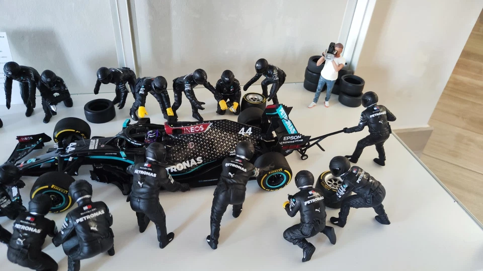 Diorama Lewis Hamilton Mercedes 2020 1/18 - Immagine 4 di 4
