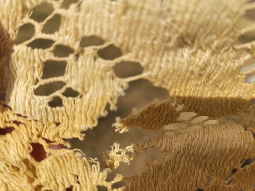 VINTAGE LACE (Tatted?) TABLECLOTH 63 in x 84 in - Picture 4 of 4