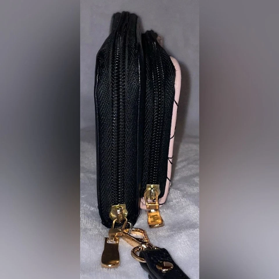 Cartera/muñequera Luv Betsey By Betsey Johnson acolchada rosa/negro corazón doble cremallera Foto 2 de 4