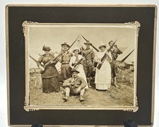 Antigua foto de campamento de la década de 1910 hombres y mujeres sosteniendo rifles de lona montaje en tienda 5x6