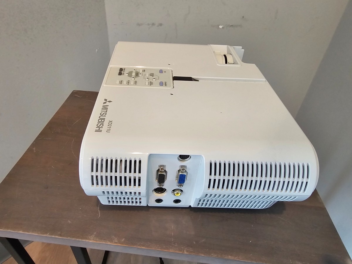 Mitsubishi XD211U DLP Projector 2200 Lumens HDMI-Adapter w