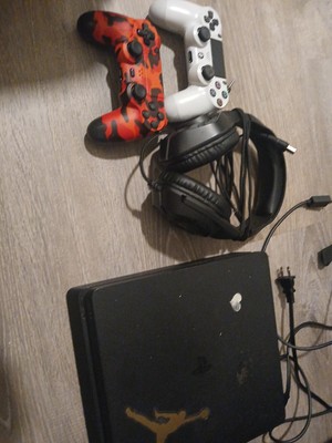 2 Ps4 Controllers 1 Headset And Mic And 1 Ps4 Slim