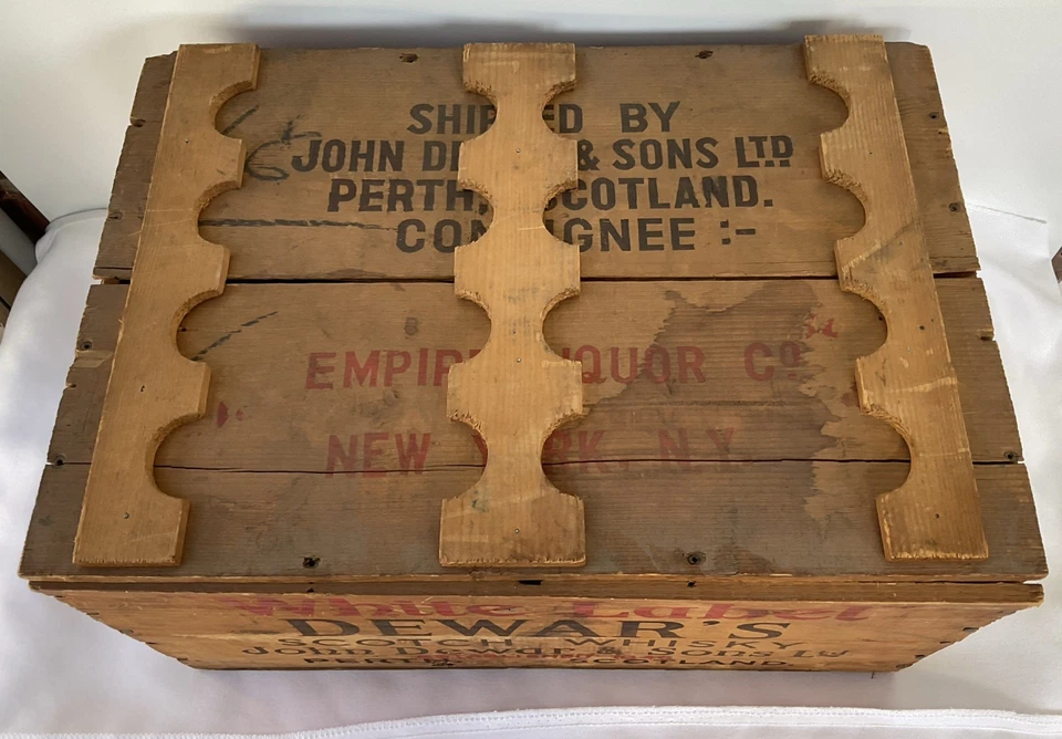 复古 Dewar's 白色标签苏格兰威士忌箱带盖 17 X 11 X 9 — 第 2/4 张图片