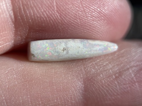 Coober Pedy fossiler Opal Belemnit 2,0 ct mit  Feuer