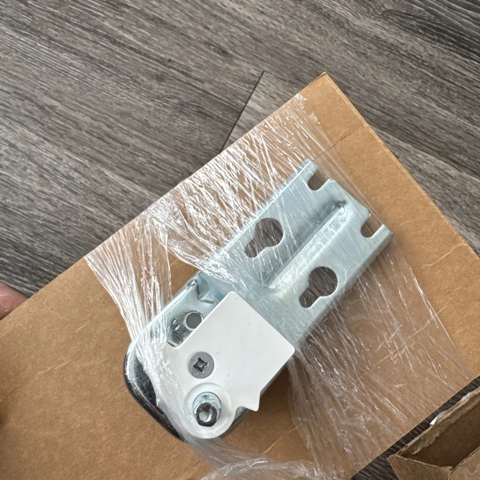 Bisagra inferior derecha para refrigerador Frigidaire FFTR1835VWC 5304526772 Foto 3 de 4