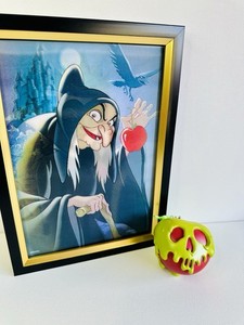 Disney Villains Evil Queen Lenticular Framed Photo & Poison Apple Ornament Set