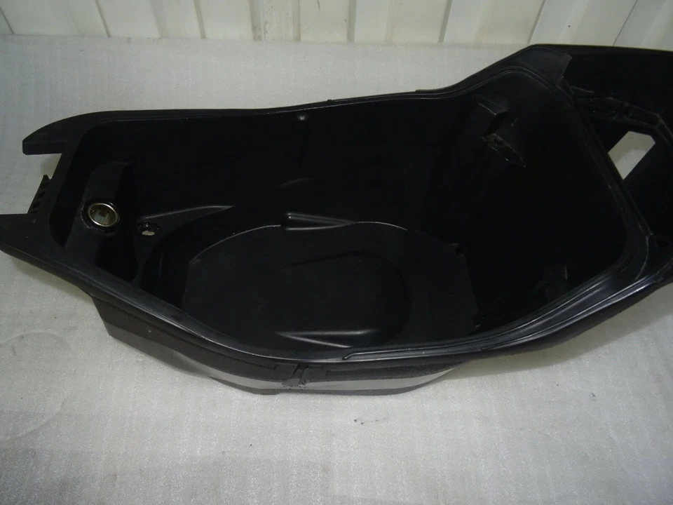 A1. Compartimento de almacenamiento para casco Peugeot Speedfight 3 LC RS Foto 4 de 4