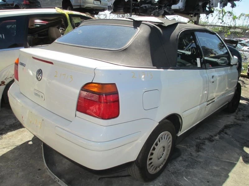 Крышка заслонки двери топливного бака 1995 96 97 98 99 00 01 02 Volkswagen Cabrio белая - Изображение 3 из 4