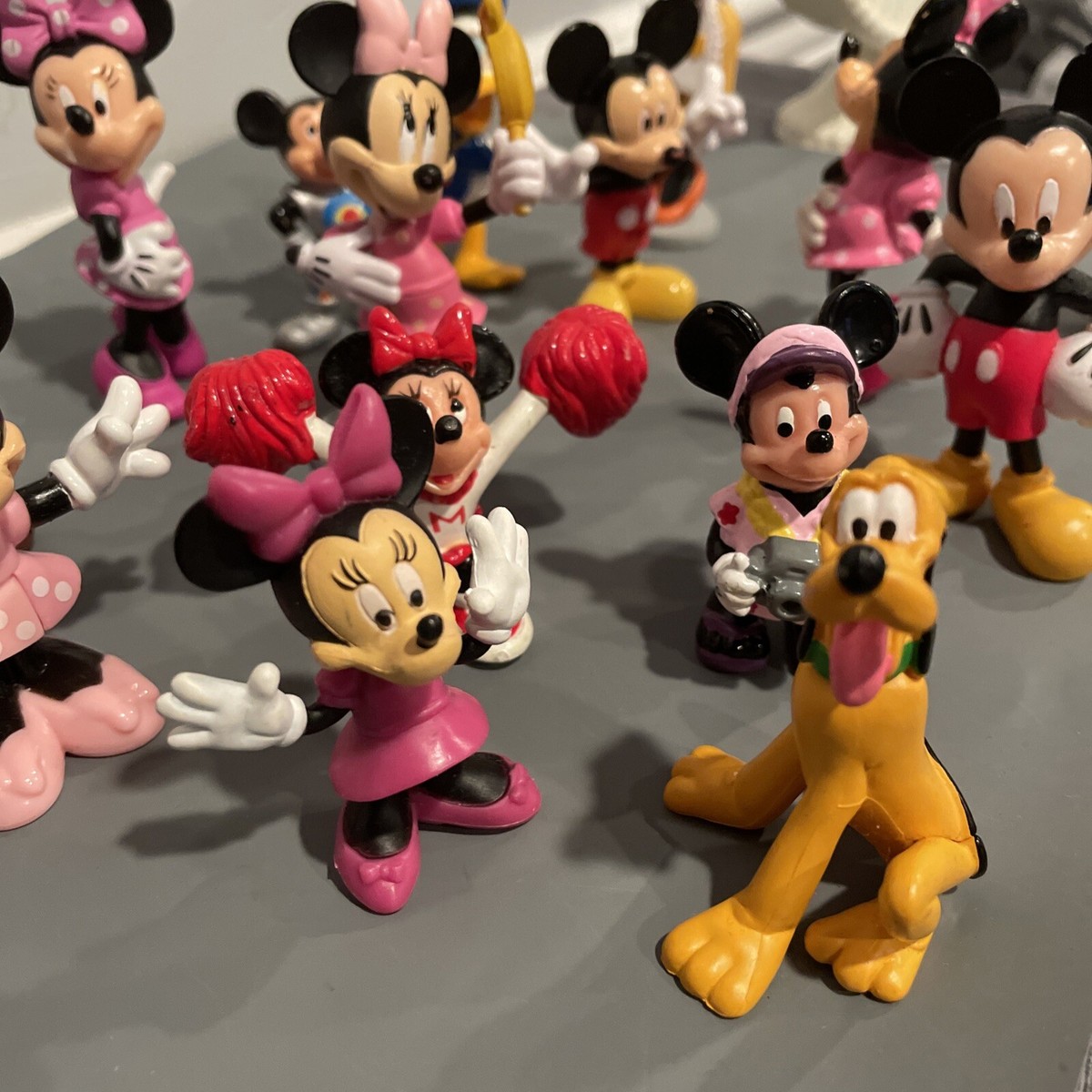 7 minnie, 4 Mickey, 1 Pluto, 1 Daisy, 2 Donald Ducks And 1