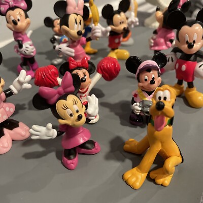 7 minnie,  4 Mickey, 1 Pluto, 1 Daisy, 2 Donald Ducks And 1 Clarabelle, 16 Total