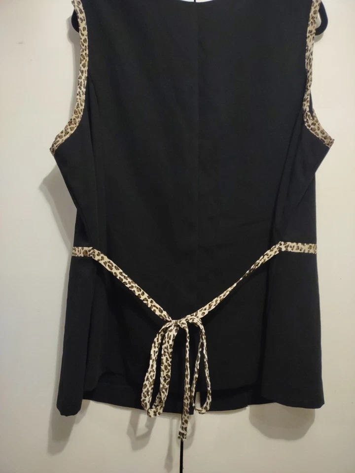 Top corbata DANNY & NICOLE para mujer talla 24W negro con ribete de leopardo sin mangas con botones en la espalda Foto 3 de 4