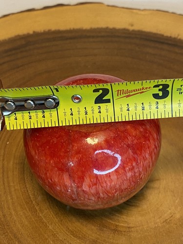 Neu geschnitzter Briefbeschwerer Alabaster ROTER APFEL mit Holzstiel 2,5" Obstdekor Mexiko. - Bild 8 von 8