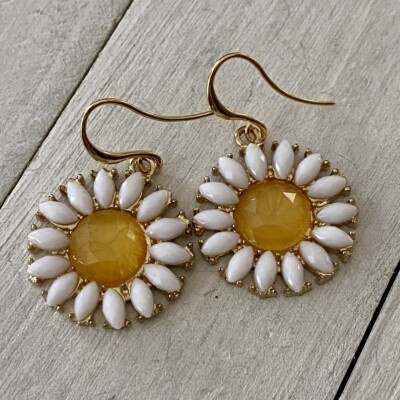 Min Favorit Upcycled Resin Daisy Pendant & Gold Pl Long Artisan Drop Earrings