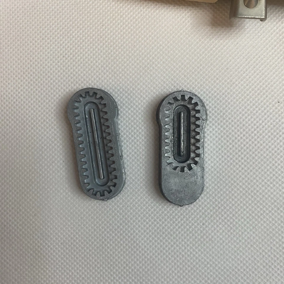 Vintage Singer Buttonholer Attachment No. 489500 No. 489510 With Templates &Case - Image 4 of 4