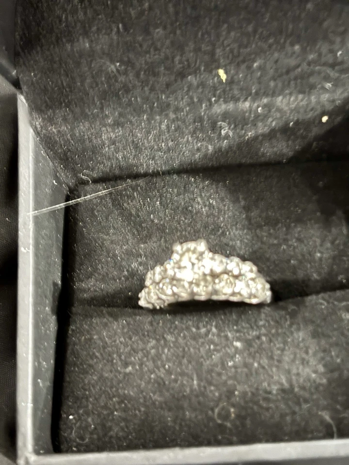 Alianza y anillo de bodas de diamantes de casi un quilate de platino Kay’s Foto 2 de 2
