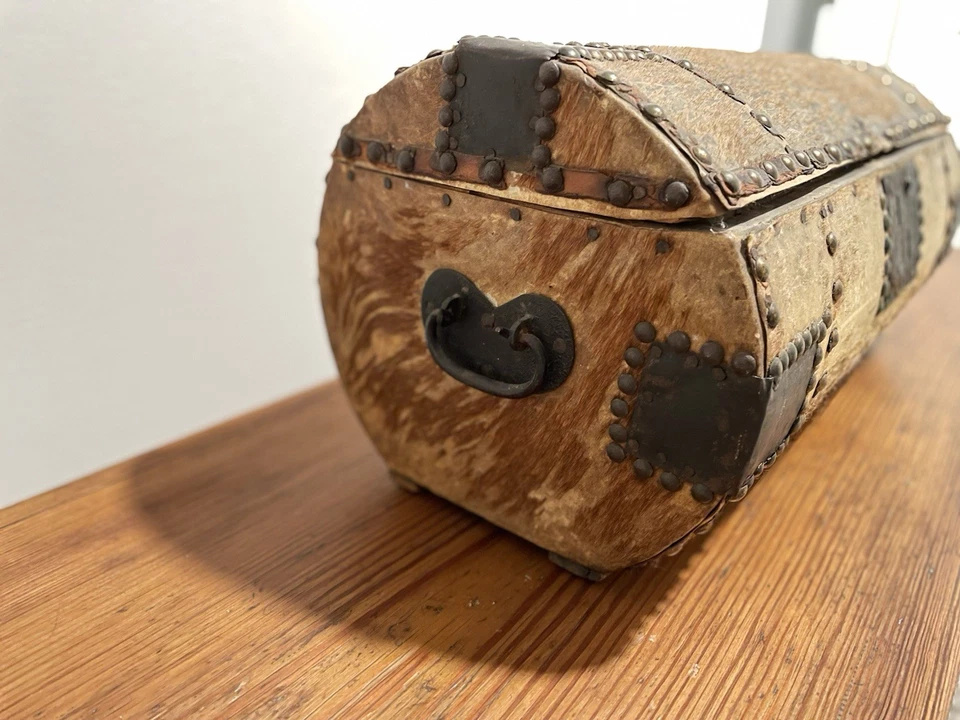 Baú antigo coberto de couro c.1700s - Imagem 3 de 4