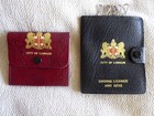 CITY OF LONDON..SCHWARZER LEDERFÜHRERSCHEIN, SCHLÜSSELETUI & ROTE GELDBÖRSE MÜNZBÖRSE