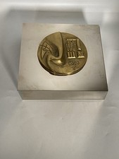 scatola in metallo argentato Con bronzo “Il sestante” di Arnaldo Pomodoro. 1960