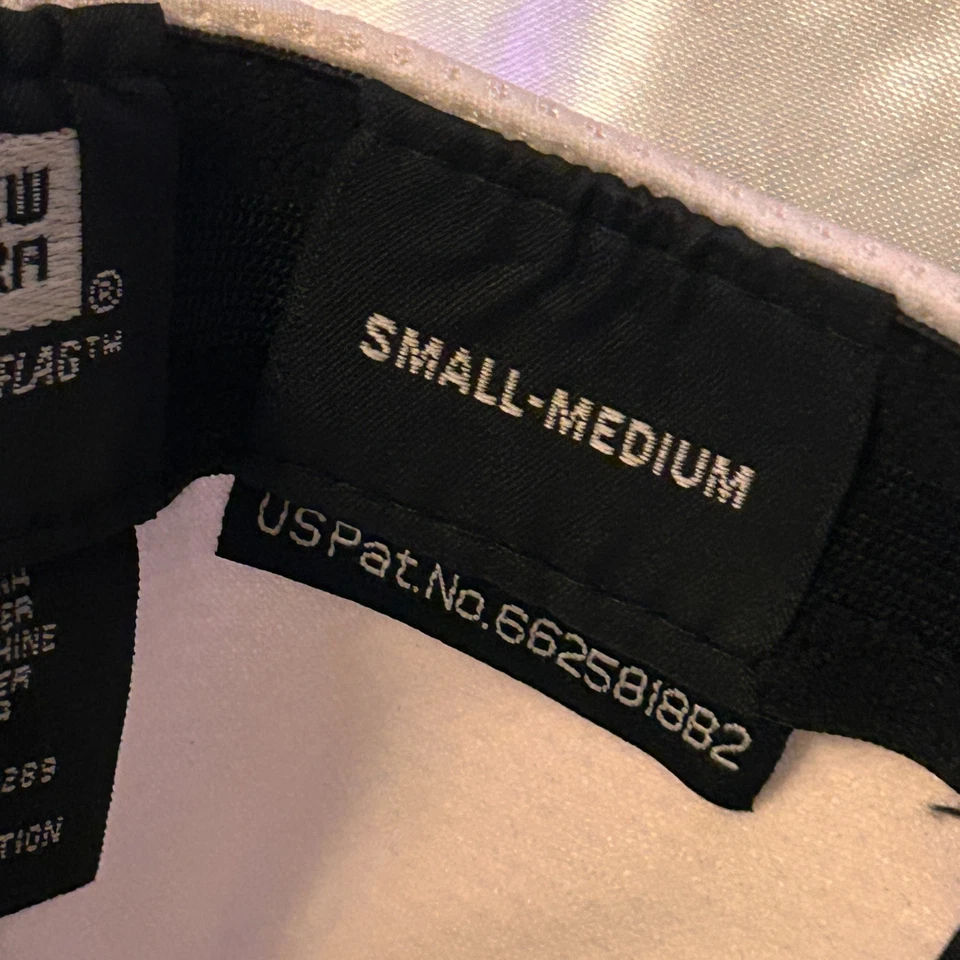 Gorra blanca Chicago Bears NFL New Era pequeña mediana naranja con pegatinas 39THIRTY Foto 4 de 4