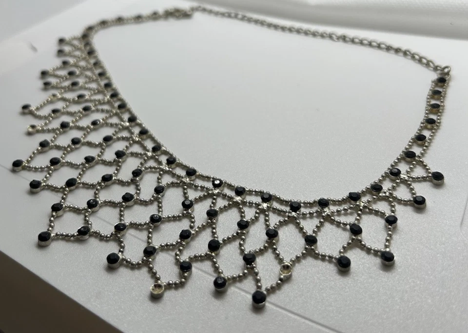 Collana Da Donna Con Perline Nere Color Argento  - Immagine 3 di 3