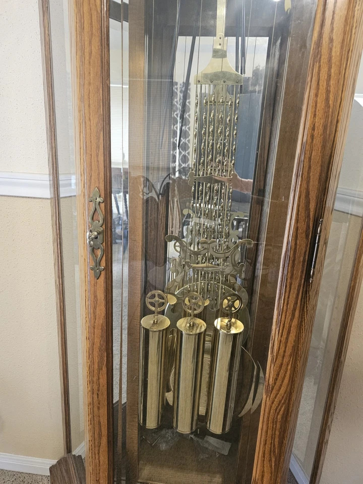 Reloj y gabinete de curiosidades Howard Miller Abuelo. Foto 3 de 4