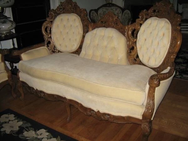 Sofá rococó victoriano antiguo de principios de 1900 sofá y asiento de amor color crema claro Foto 2 de 4