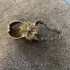 VTG Jewelry Glove Holder- Filigree Flower-gold Tone H