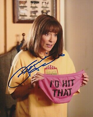 Patricia Heaton signed The Middle 8x10 photo in very good condition. 