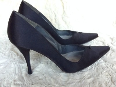 STUART WEITZMAN CLASSIC PUMP,BLACK SATIN,4  HEEL,POINTY TOE,PEEK A BOO TOP, 8.5M