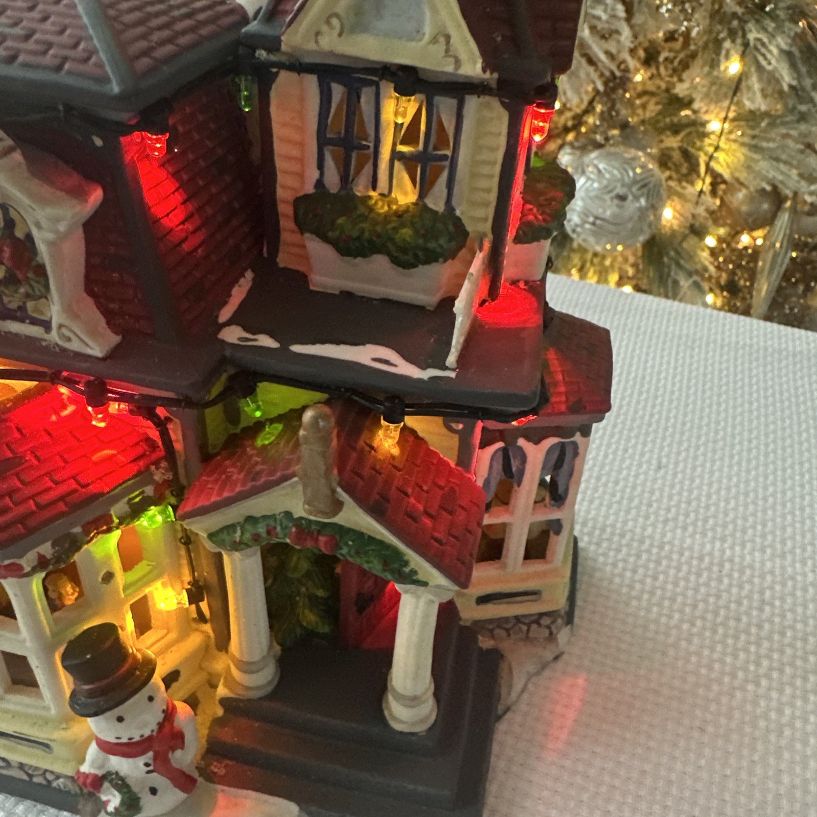 Heartland Valley O'Well Lighted Christmas Village Home Window Views