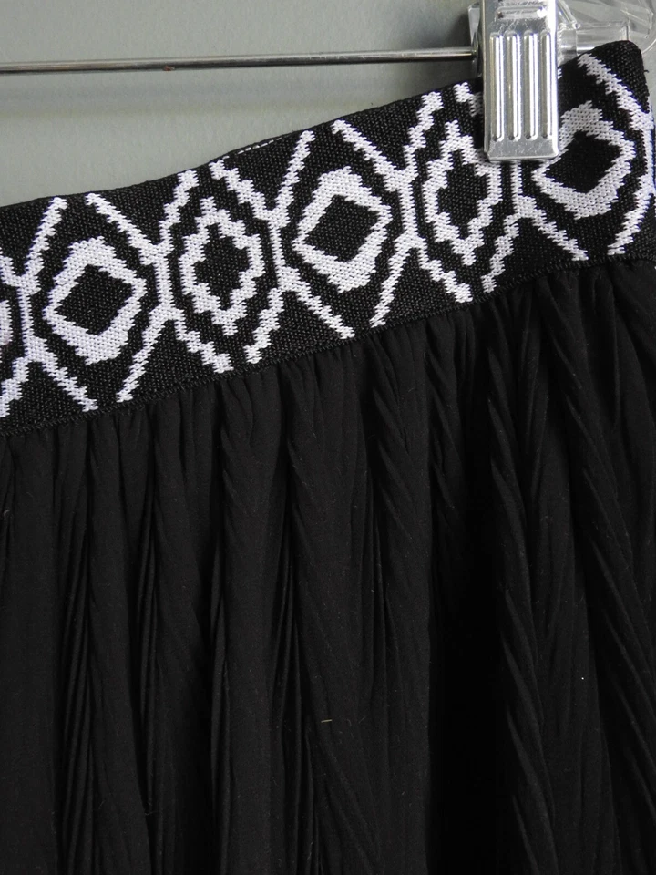 Falda fluida negra con cintura de diseño abstracto, talla grande Foto 4 de 4