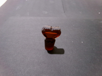 Alte PARFUMFLAKONKORKEN mit Smaragd