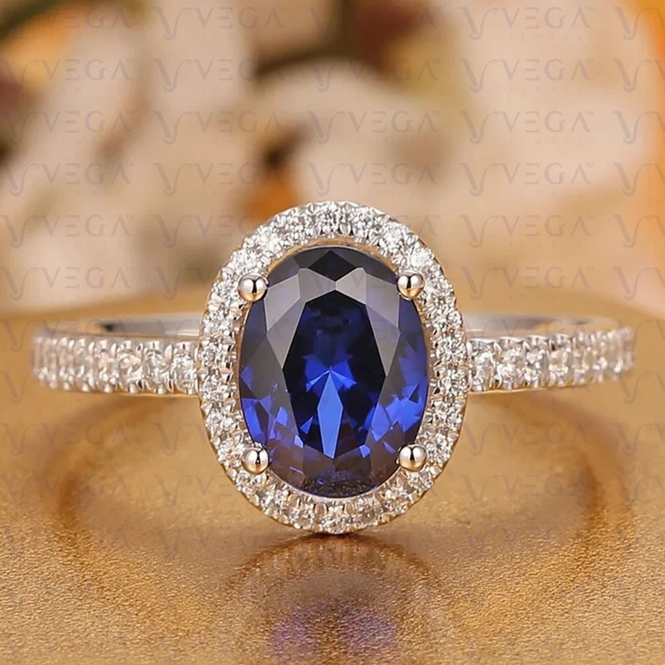 Anillo de mujer con halo de diamantes de zafiro natural forma ovalada de 4,80 quilates enchapado en oro blanco de 18 quilates Foto 2 de 4