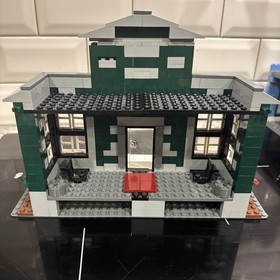 LEGO Creator Expert Town Plan 10184 95% Complete w/ 1 Instruction Book; Minifigs