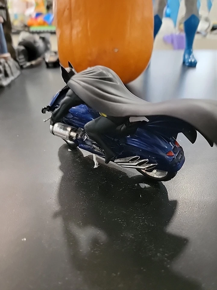 DC Comics Batman Batcycle Figure Corgi 2000 blue metal 6” diecast - Image 2 of 4