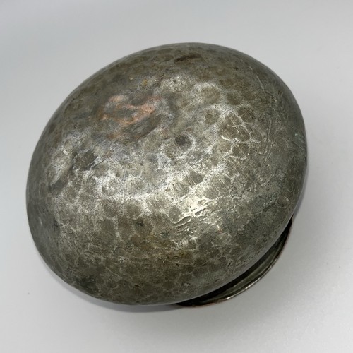 Antigua maceta de metal martillada a mano de Oriente Medio pátina envejecida 16 cm de ancho 11 cm de alto - Imagen 14 de 16