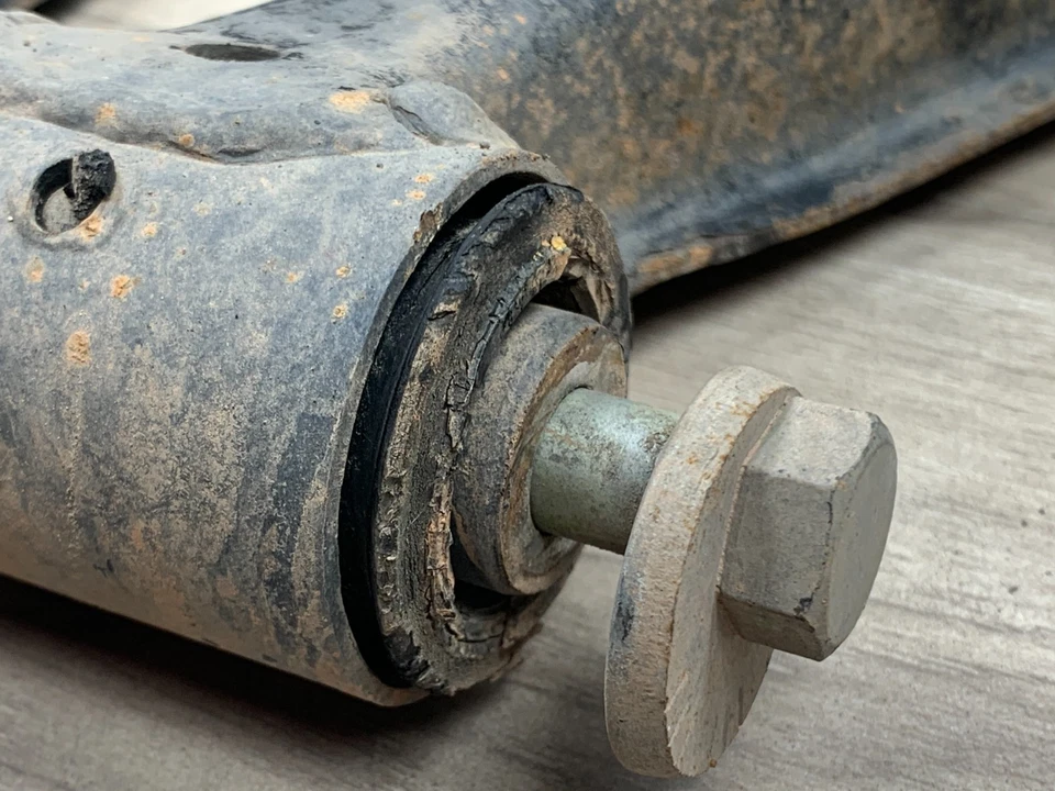 Juego de brazo de control inferior trasero Mazda Miata 1999-2005 OEM conductor pasajero nuevo en caja *leer* Foto 4 de 4