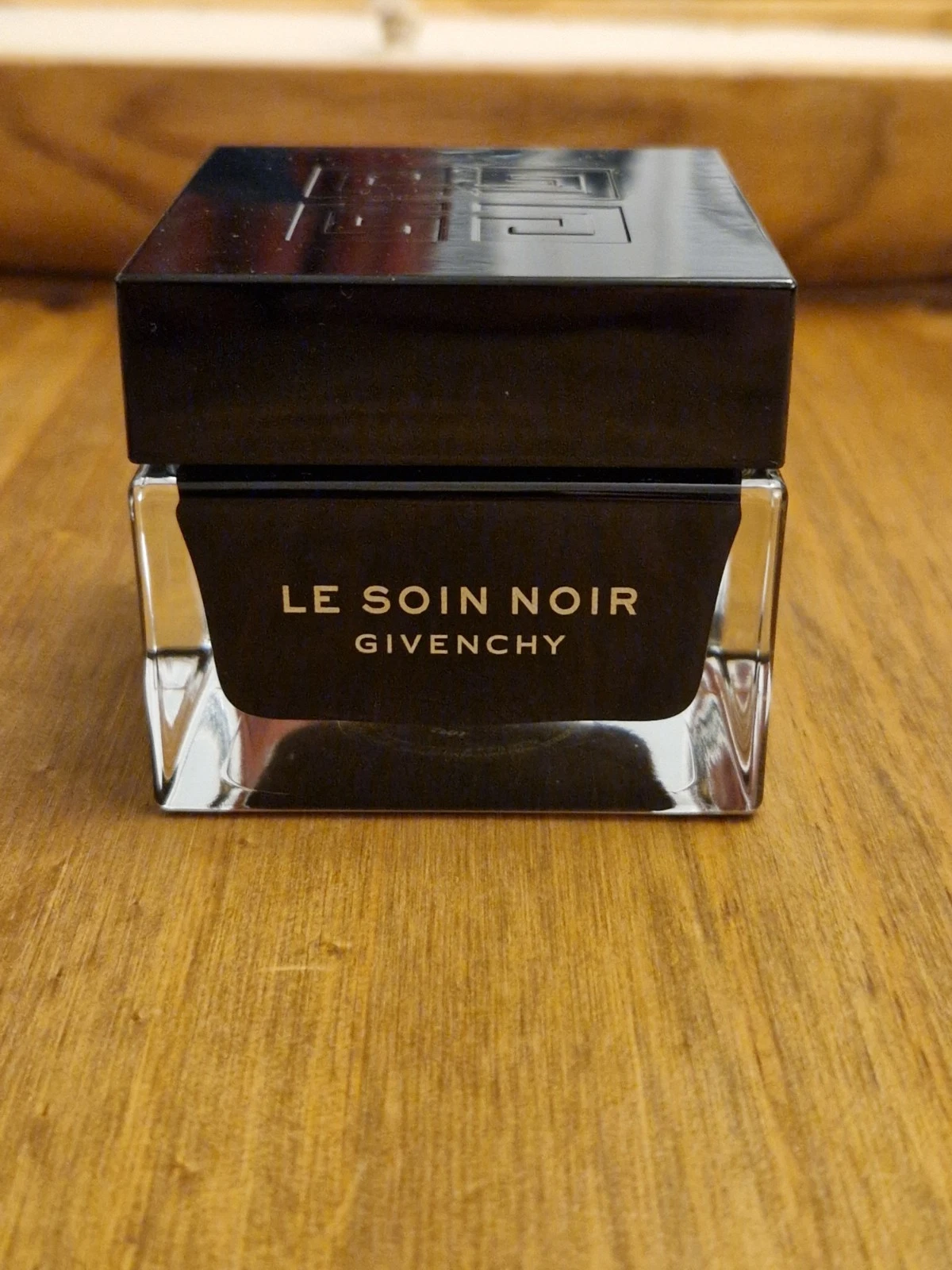 Givenchy Cream Le Soin Noir Face Creme 50ml Moisturiser Anti Aging. New sealed
Opens in a new window