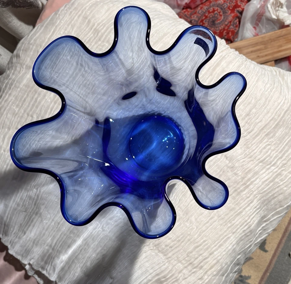 Jarrón pañuelo vintage de vidrio azul cobalto de Alicja Poland borde con volantes Foto 3 de 4