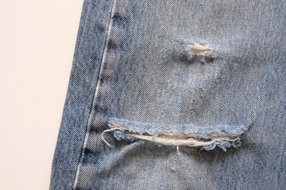 LEVIS STRAUSS 501 VTG Y2K BLUE JEANS DISTRESSED Y2K BUTTON FLY COTTON SZ 34x34 - Image 4 of 4