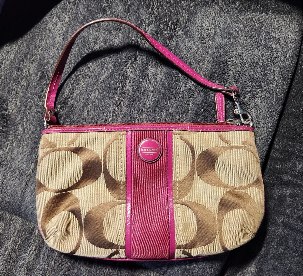 Purple Womens Coach satchel handbag. gently used great condition.