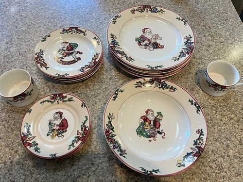 Fitz & Floyd Santa's List 5 Piece Place Setting, Service For 4 Christmas -2 Cups